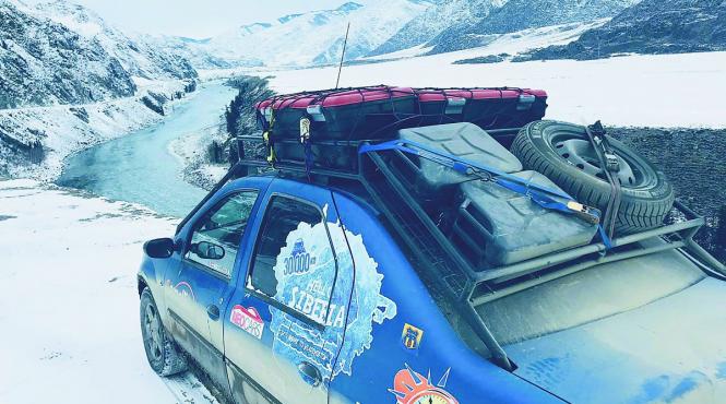 doi romani pleaca in dacie la polul frigului