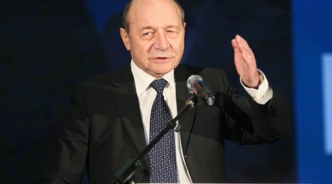 basescu ii ia apararea lui dancila