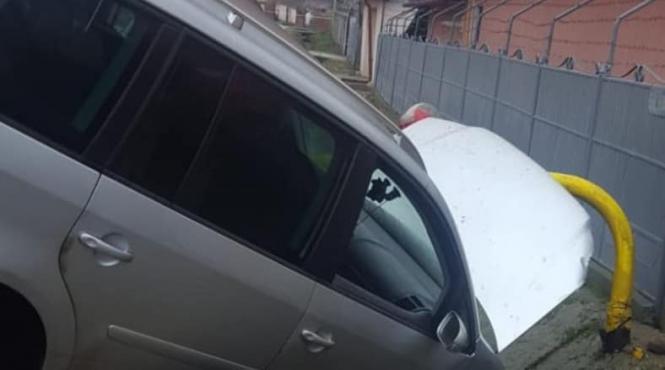 peste 20 de persoane au fost evacuate dupa ce o masina a lovit o teava de gaze