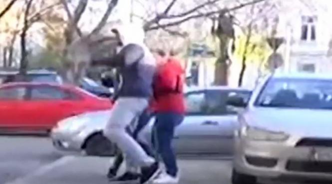 jurnalisti ai antena3 agresati in plina strada de fiul lui gheorghe dinca