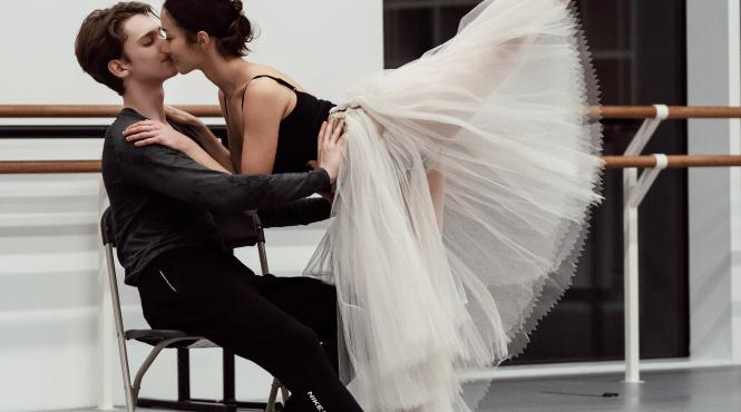 balerinul oleg ivenko celebru pentru rolul din filmul the white crow danseaza in gala de balet carmen sylva