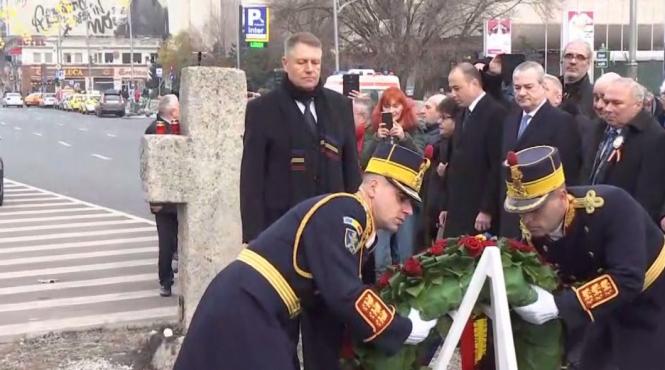 klaus iohannis a depus o coroana de flori la troita din piata universitatii in memoria victimelor revolutiei din 1989
