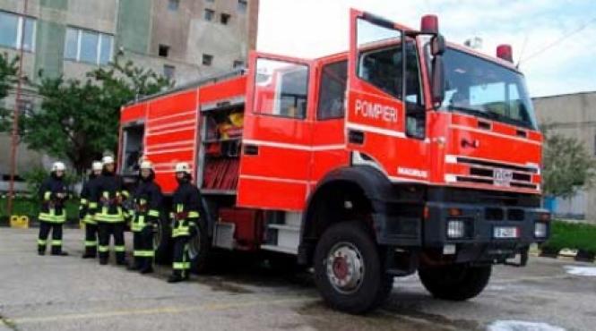 pompierii solicitati sa intervina intr un bloc din ploiesti unde se simte un miros intepator