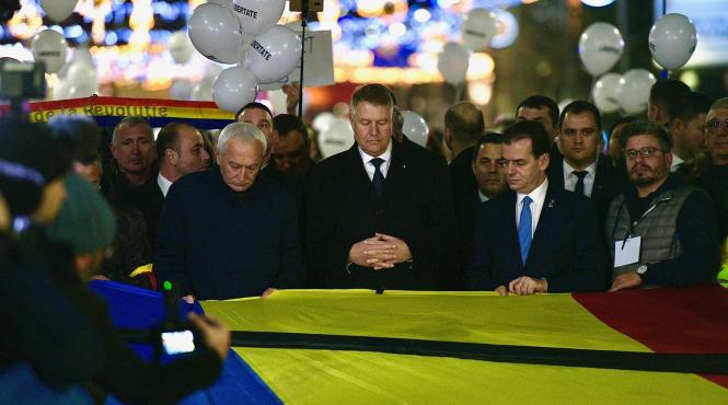 presedintele iohannis si premierul orban au ajuns la marsul de comemorare a victimelor revolutiei