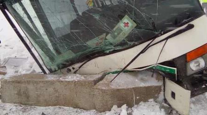 accident la suceava un autobuz a lovit un cap de pod patru persoane au ajuns la spital