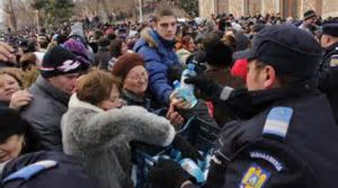 mitropolitul ardealului nemultumit de inghesuiala de boboteaza de ce trebuie sa ne dam in spectacol de fiecare data