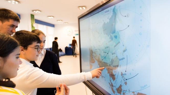 educatie digitala gratuita e foarte distractiv la tabla inteligenta