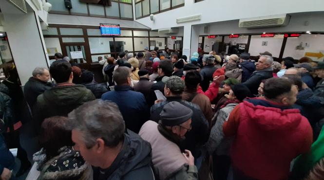 cozi si imbulzeala pentru plata taxelor