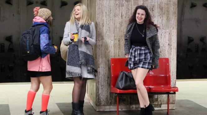 zi fara pantaloni la metrou in bucuresti