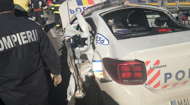 masina de politie implicata intr un accident grav la caras severin doi politisti au fost grav raniti