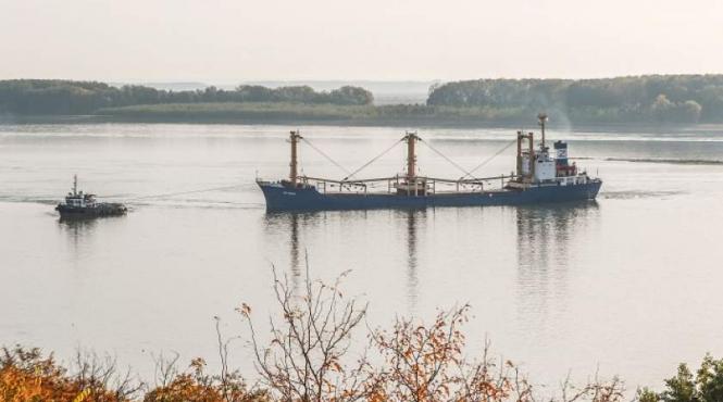 navigatia pe dunare a fost oprita din cauza unei scurgeri de petrol