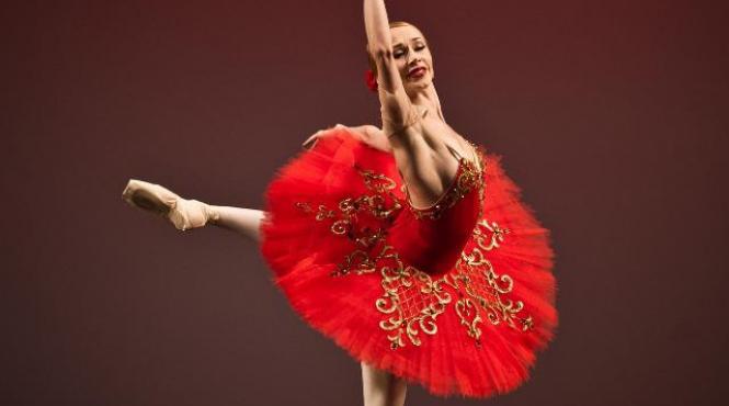 gala de balet carmen sylva balerinii oleg ivenko si marina minoiu pe scena tnb intr un moment original dedicat reginei elisabeta a romaniei