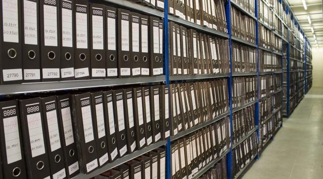 alba neagra cu arhiva de documente secrete de stat a unei foste fabrici comuniste