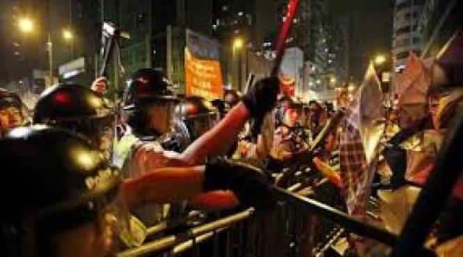 manifestatii la hong kong impotriva deciziei autoritatilor de a transforma o cladire in centru de carantina