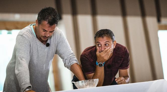 chef sorin bontea si razvan fodor serviti cu delicatese in asia express ciorba de gaina cu sange