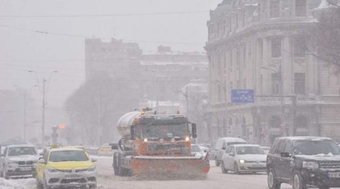 primaria capitalei pregatita de venirea iernii sute de utilaje gata sa intervina cu material antiderapant