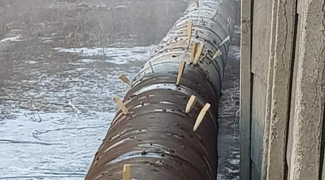 o conducta de apa din hunedoara face valva pe internet a fost reparata cu dopuri din lemn