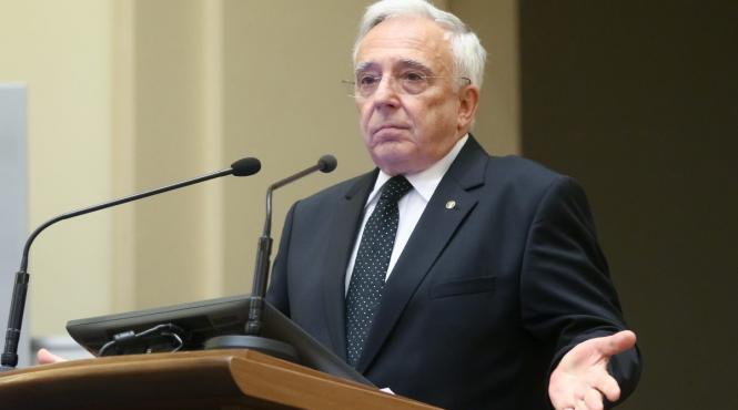 isarescu cand ai un asemenea deficit este ciudat sa te intrebi daca ai sau nu ai bani pentru majorarea pensiilor