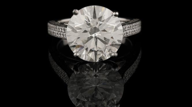 cel mai mare diamant din romania de vanzare licitatia de bijuterii in valoare de 2 milioane de euro