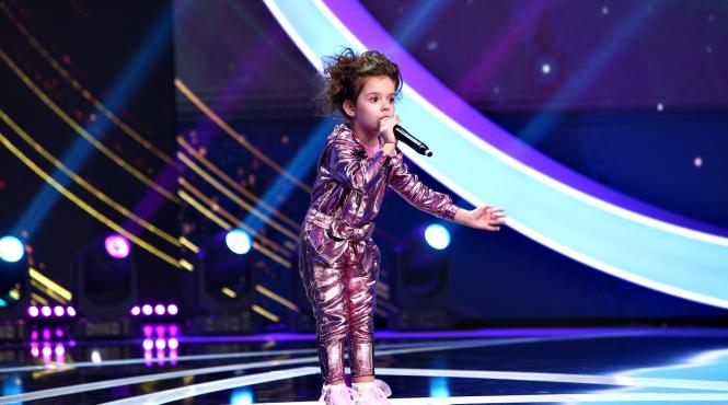 o fetita de patru ani ii jurizeaza pe loredana stefan banica si dorian popa in prima editie next star a noului sezon