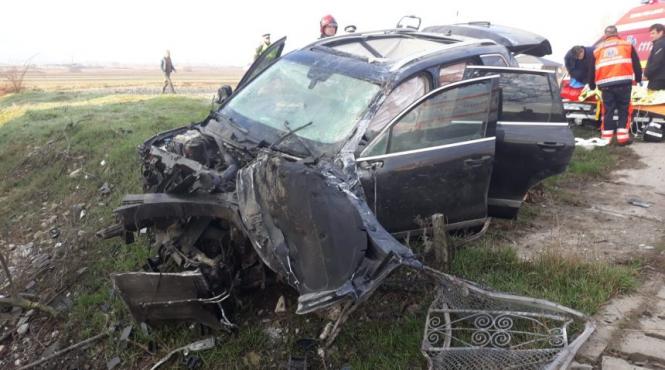 accident teribil in bistrita nasaud au intrat cu masina intr un cap de pod un mort si trei raniti