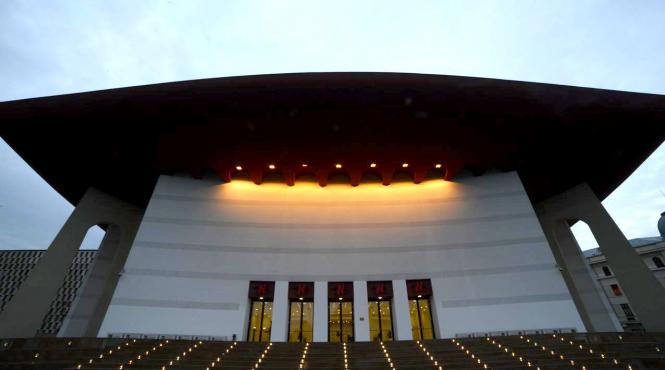 cine are nevoie de teatru