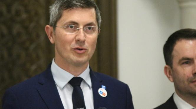 dan barna propune ca in cursul diminetii magazinele sa fie deschise exclusiv pentru persoanele peste 65 de ani