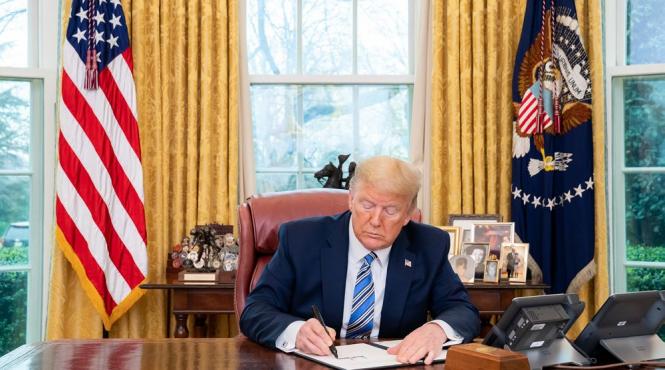 trump activeaza legea pentru productia de razboi pentru contracte federale de echipamente medicale