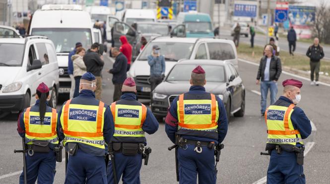 aglomeratie la punctul de trecere a frontierei nadlac ii mii de persoane asteapta sa ajunga in romania