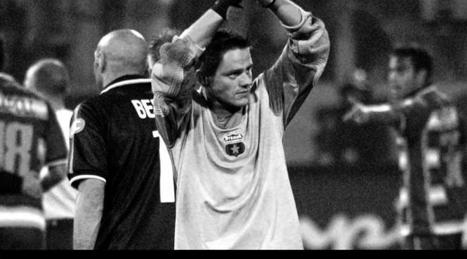 martin tudor a fost omagiat de fanii stelei in fata stadionului din ghencea