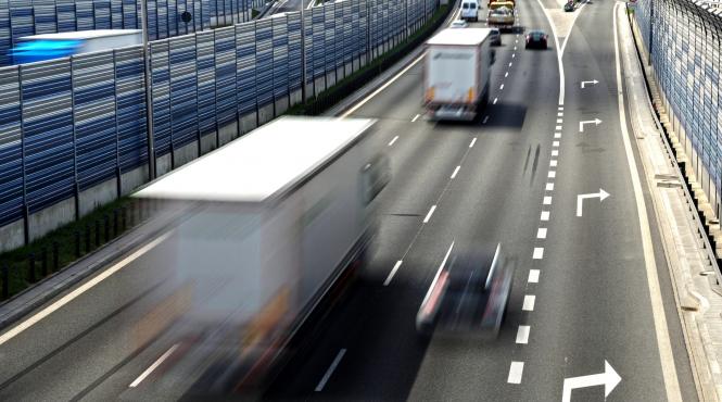 noi reguli pentru transportatorii internationali sunt obligati sa aplice pe parbriz un autocolant