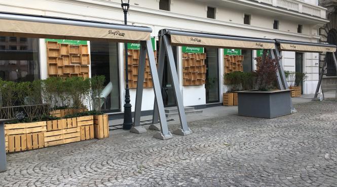 duminica floriilor in centrul istoric oferta de lacate scaune si mese goale