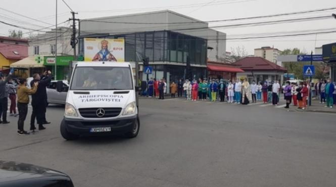 medicii de la spitalul din targoviste au lasat pacientii si au iesit afara pentru a intampina racla cu moastele sf nifon