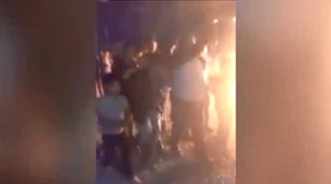 sute de oameni au iesit in strada in noaptea de inviere au dat foc unor cauciucuri si au facut scandal politistii au intervenit