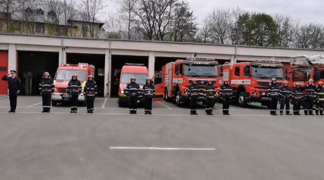 pompierii din botosani moment de reculegere in memoria unui coleg din constanta care a murit din cauza covid 19