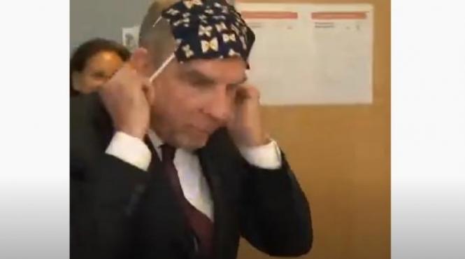 vicepremierul belgiei criticat dupa ce s a chinuit sa si puna masca