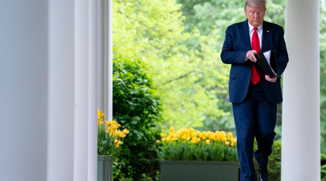 trump cu un picior afara din casa alba