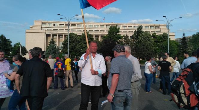 update a doua zi de proteste in piata victoriei printre manifestanti se afla si omul de afaceri viorel catarama