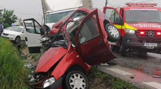 accident grav in arges doua persoane au murit dupa ce trei vehicule s au ciocnit