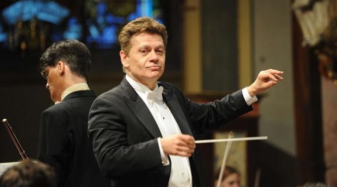 dirijorul christian badea si violonistul liviu prunaru in stagiunea online a filarmonicii george enescu