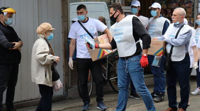 umanistii au oferit gratuit masti pentru bucuresteni