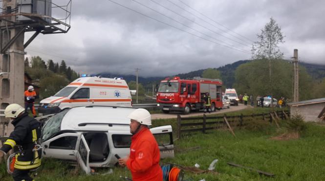 accident in suceava un mort si 5 raniti dupa ce masina in care erau a intrat intr un stalp