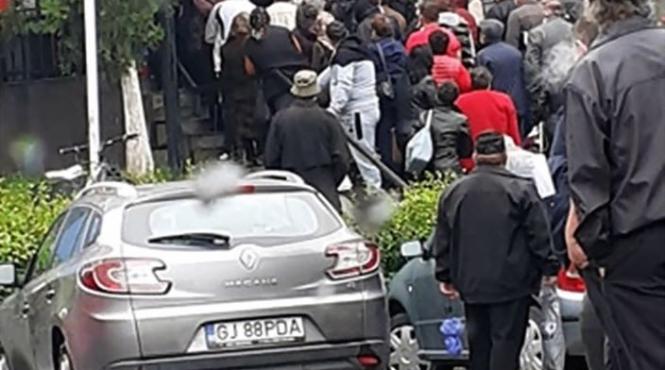 coada imensa la spitalul judetean de urgenta targu jiu nu sunt respectate masurile de distantare sociala