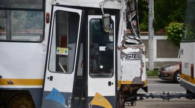 doua tramvaie s au ciocnit in capitala cel putin 7 oameni sunt raniti