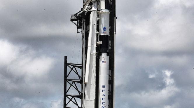 spacex a fost lansata naveta crew dragon va duce doi astronauti americani pe statia spatiala internationala