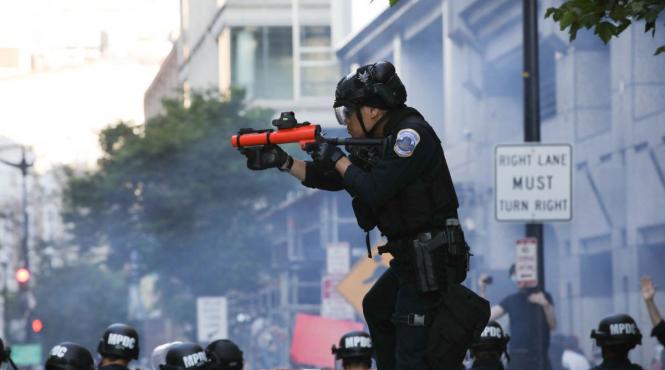 politisti impuscati in timpul conflictelor din sua generate de moartea unui afro american