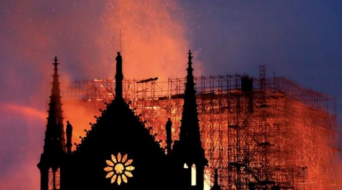 pericol la notre dame incepe demontarea esafodajului catedralei distruse de incendiu