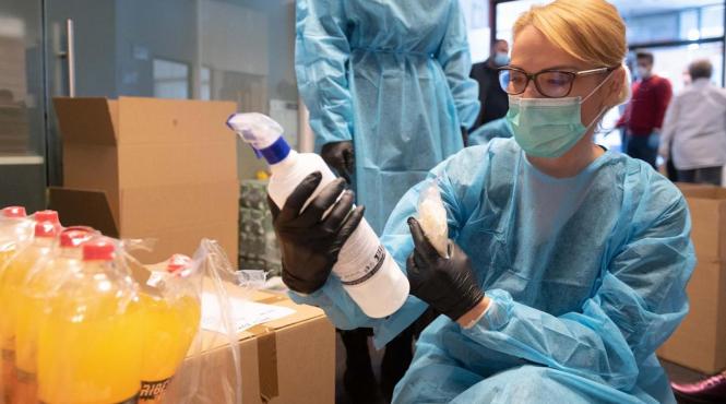 gabriela firea pachete cu materiale sanitare si alimente de baza seniorilor bucuresteni cu pensii de maximum 1 000 de lei