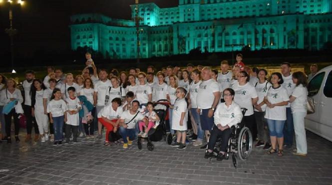 palatul parlamentului iluminat in turcoaz