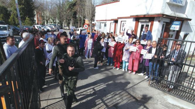 angajatii dgaspc protesteaza dupa ce nu si au primit salariile de doua luni